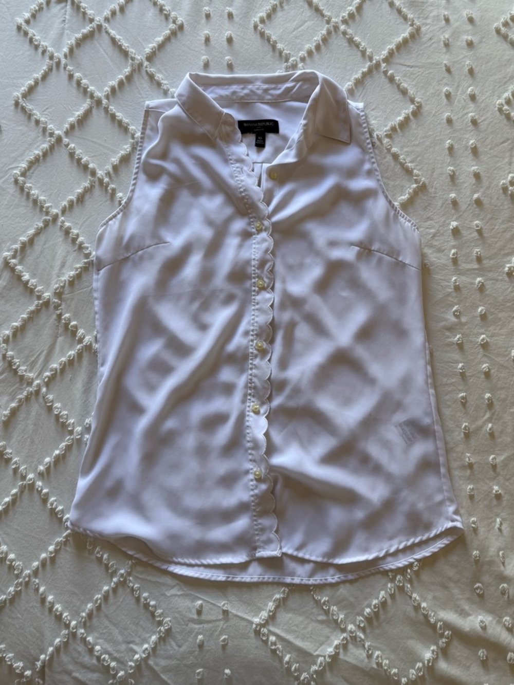 Banana Republic White Sleeveless Scalloped Button-Front Shirt